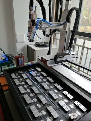 آلة لحام الليزر حزمة البطارية المنشورية للسيارات 2000W 1000 * 800mm طاولة العمل